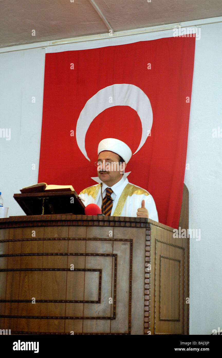 Ritratto di un imam Tedesco-turco portando una preghiera a Colonia, in Germania Foto Stock