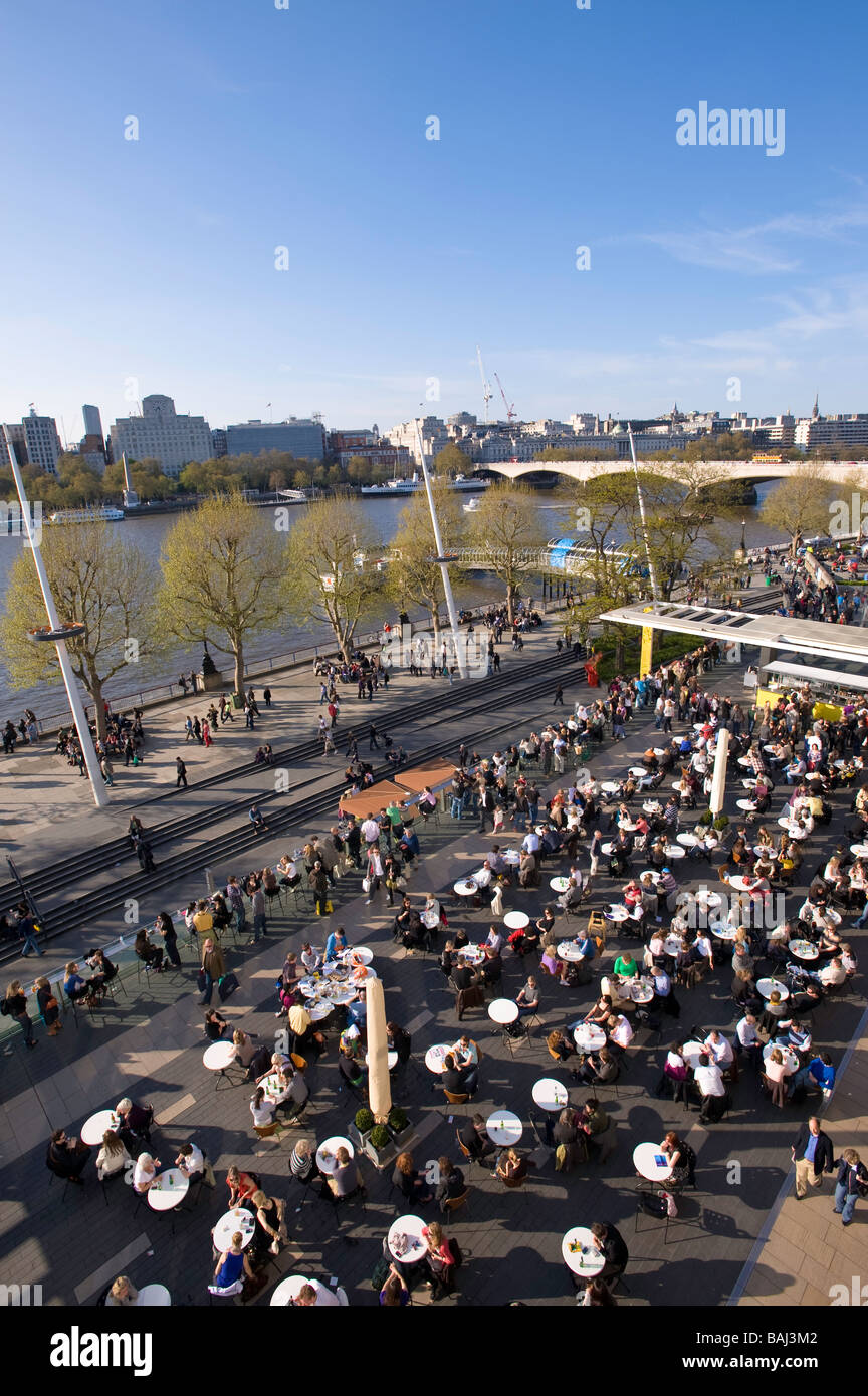 Occupato al bar sulla terrazza del Royal festival Hall Southbank London Regno Unito Foto Stock