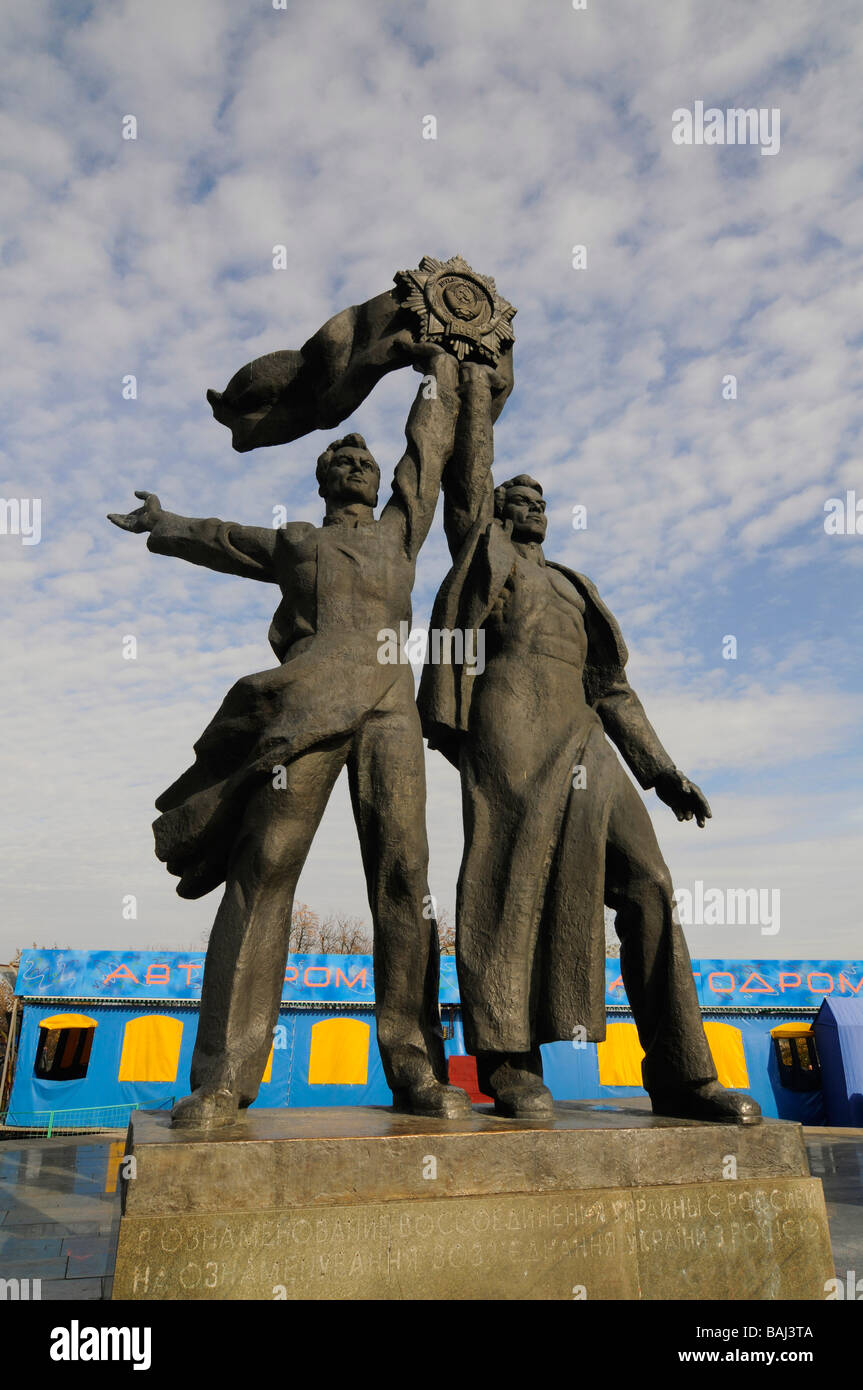 Il " amicizia di nazioni' monumento a Kiev per celebrare l amicizia di russi e ucraini in Unione Sovietica era. Foto Stock