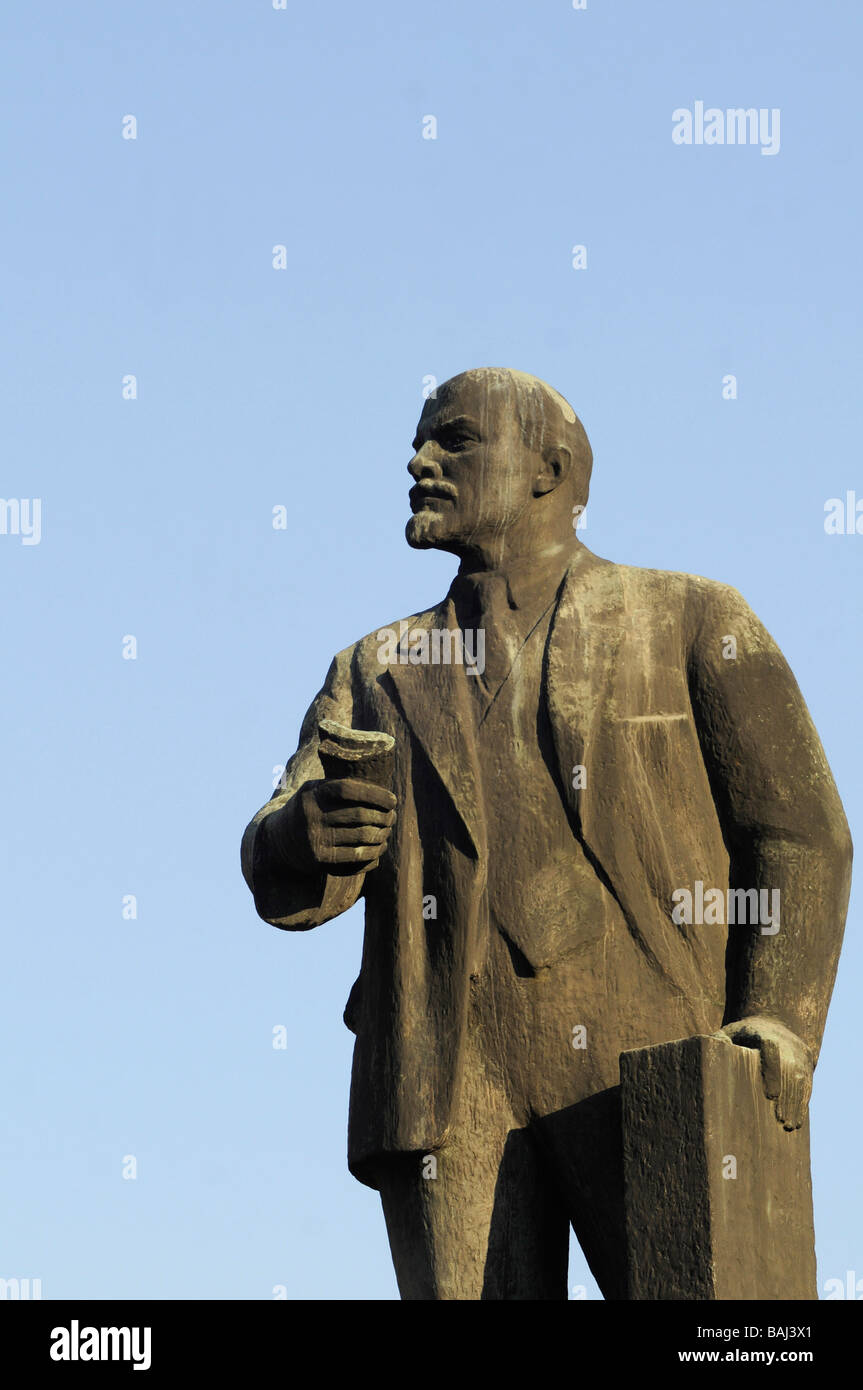 Una statua del rivoluzionario russo icona Lenin, fondatore dell'Unione Sovietica, in Simferopol, Crimea, Ucraina. Foto Stock