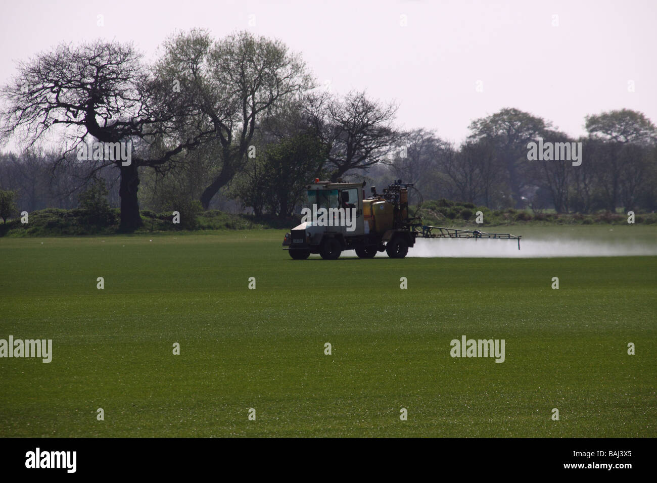 Tutti i terreni veicolo equipaggiato con una irroratrice raccolto il trattamento turf su un tappeto erboso commerciale terra dei fornitori Foto Stock