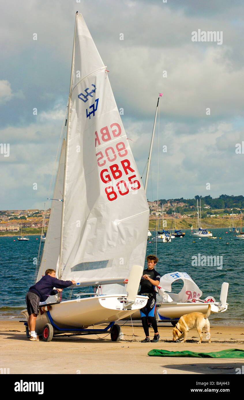 Rigging una internazionale e Olympic 470 class sailing dinghy a Weymouth e Portland Academy a vela nel Dorset England Regno Unito Foto Stock