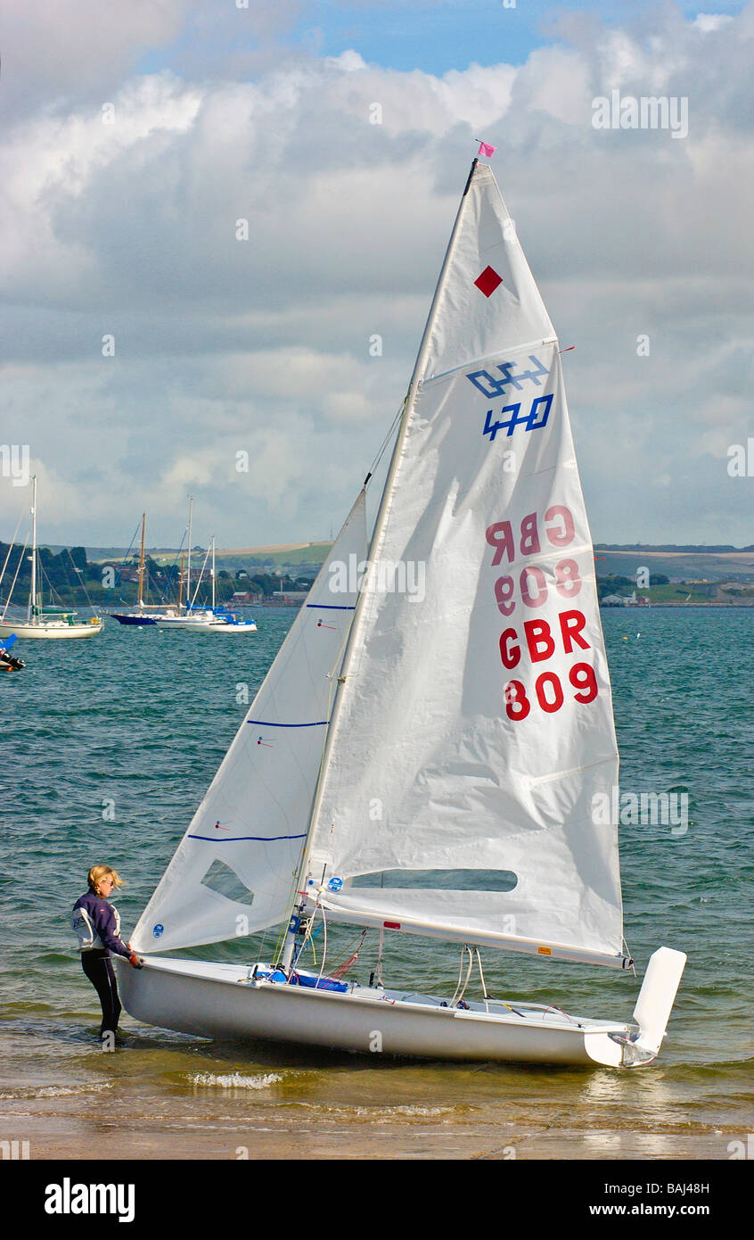 Internazionale e Olympic 470 class sailing dinghy Weymouth Portland Academy di vela DORSET REGNO UNITO Inghilterra Olimpiadi vela venu Foto Stock