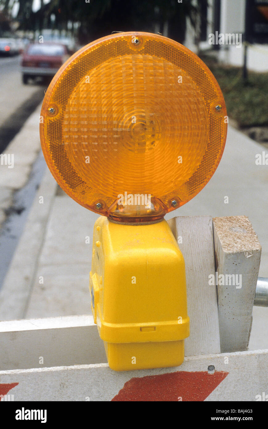 Luce di avvertimento pericolo di sicuro pericolo costruzione road vicino giallo ambra barricade flash diretto avviso evitare di notte Foto Stock