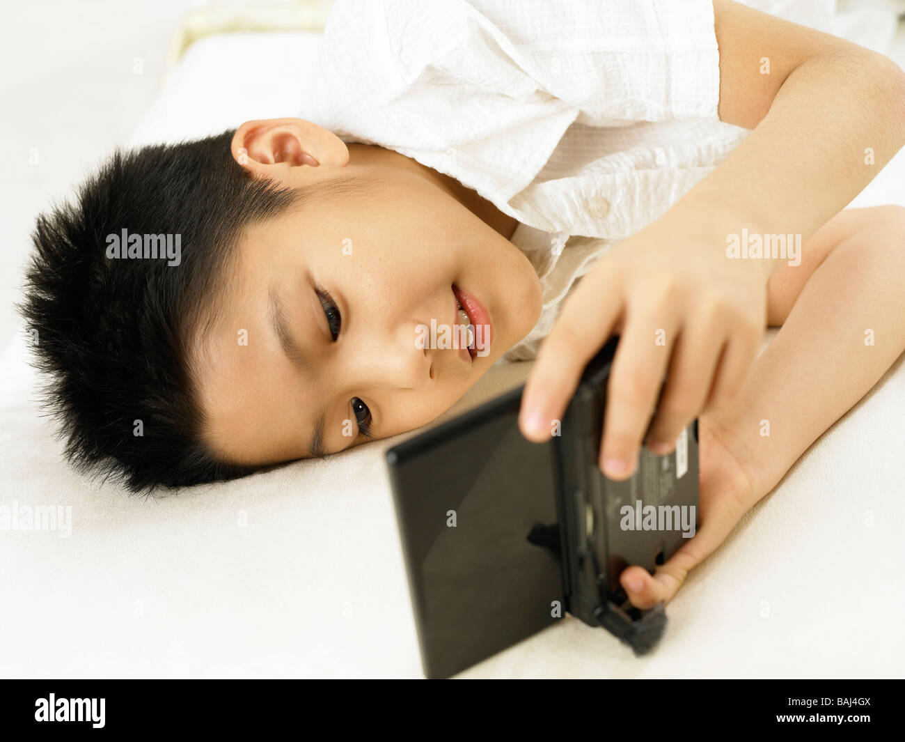 Angolo di alta vista del ragazzo la riproduzione video portatile game Foto Stock