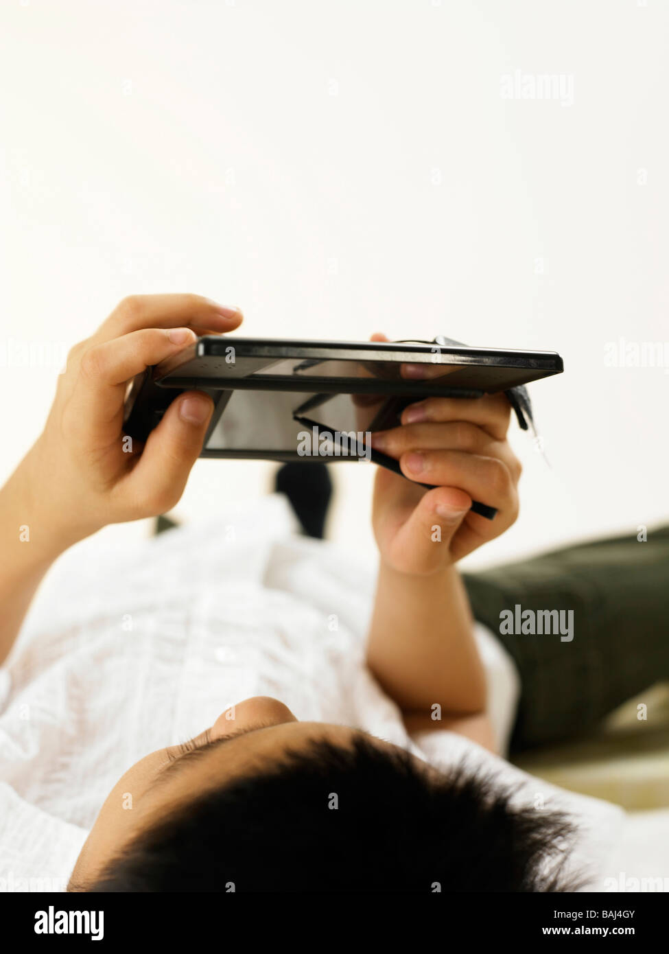 Colpo di boy riproduzione video portatile game Foto Stock