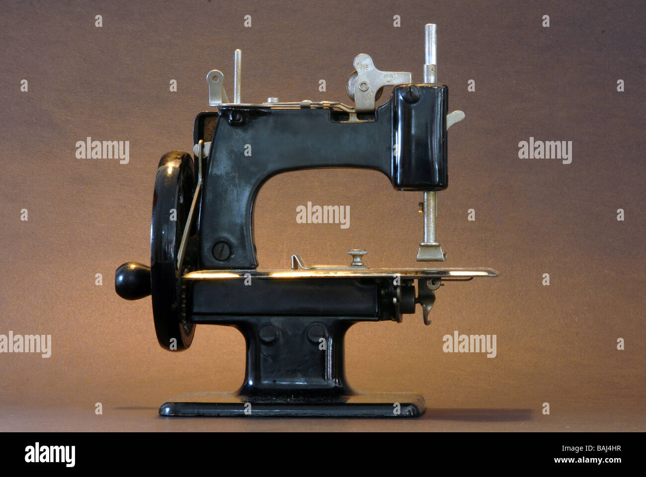 Un vintage macchina da cucire contro uno sfondo nero Foto Stock