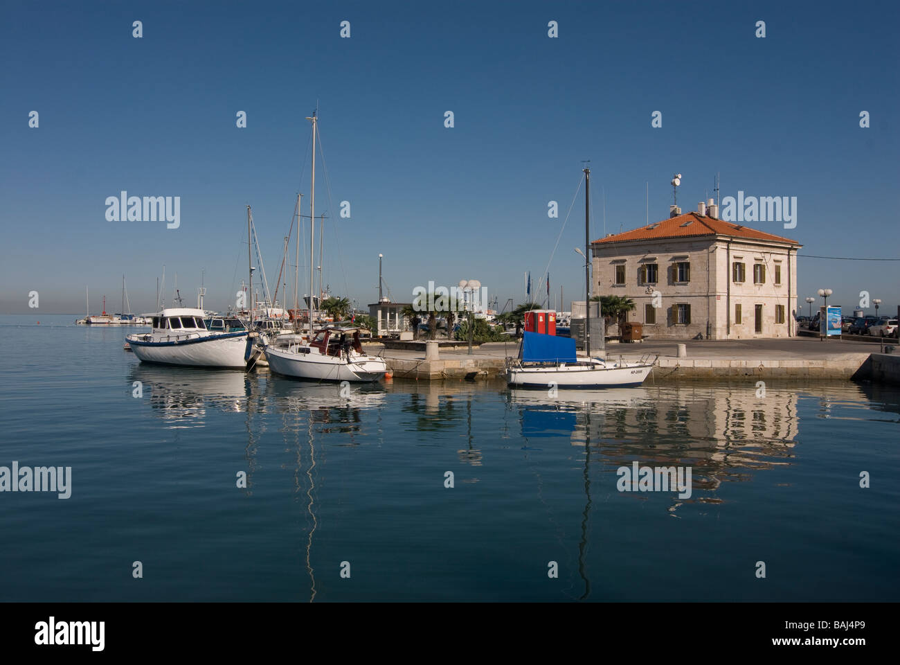 Porto di Capodistria con barche e una capanna Slovenia Europa orientale Foto Stock
