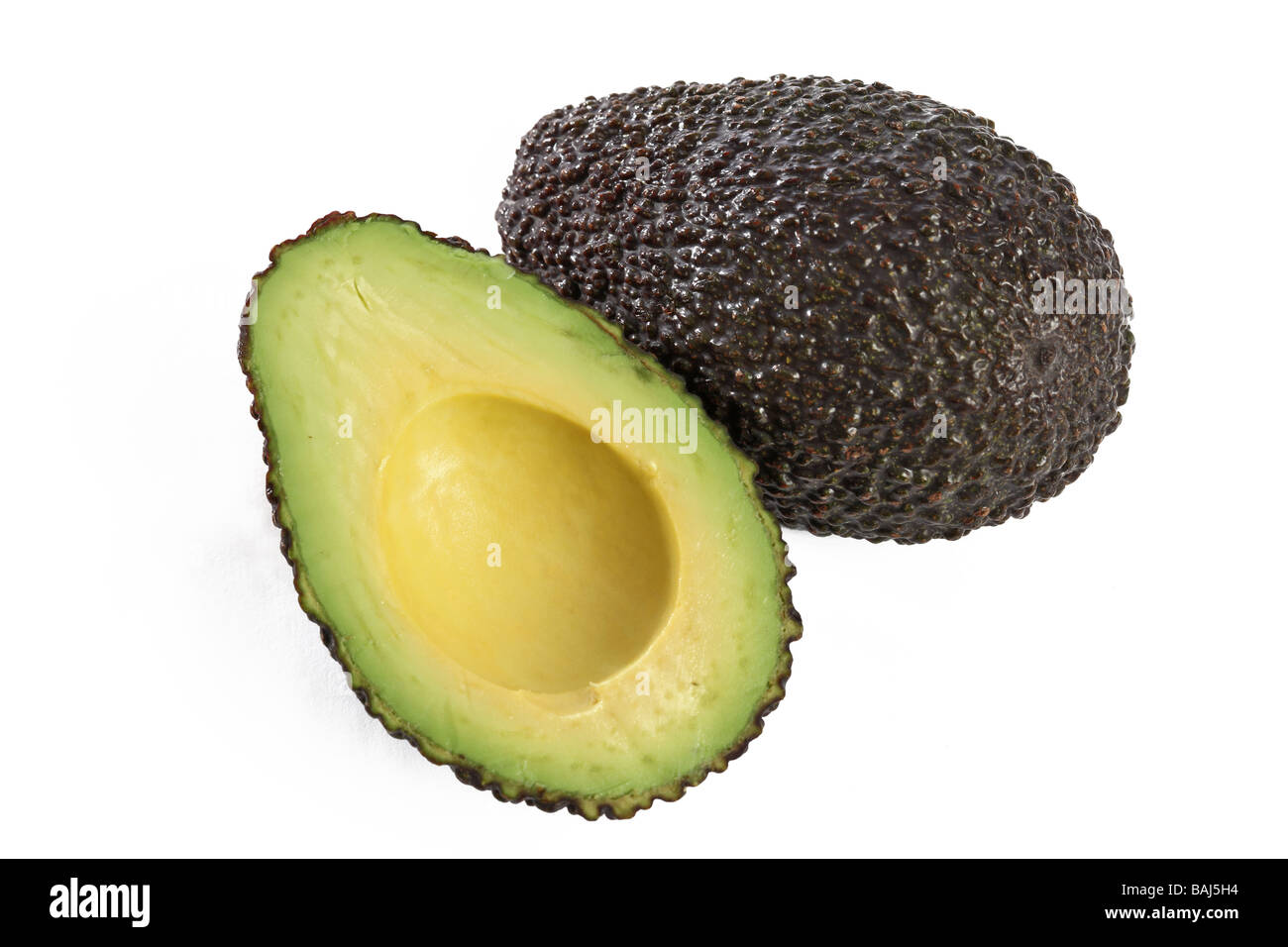 Close up di un avocado pera su sfondo bianco Foto Stock