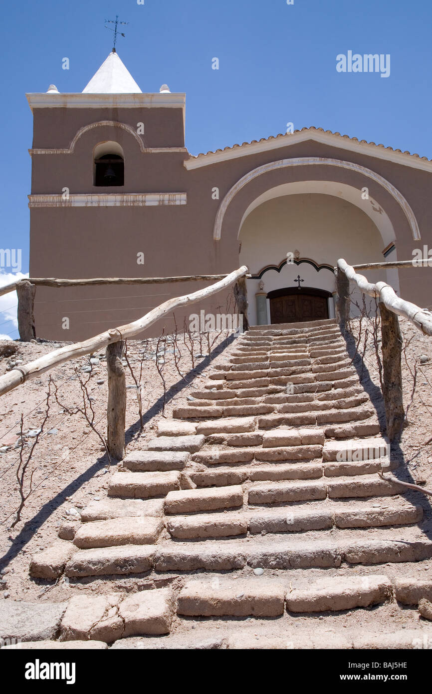 Fango e paglia scale che portano alla Iglesia El Carmen, Provincia di Salta, Argentina Foto Stock