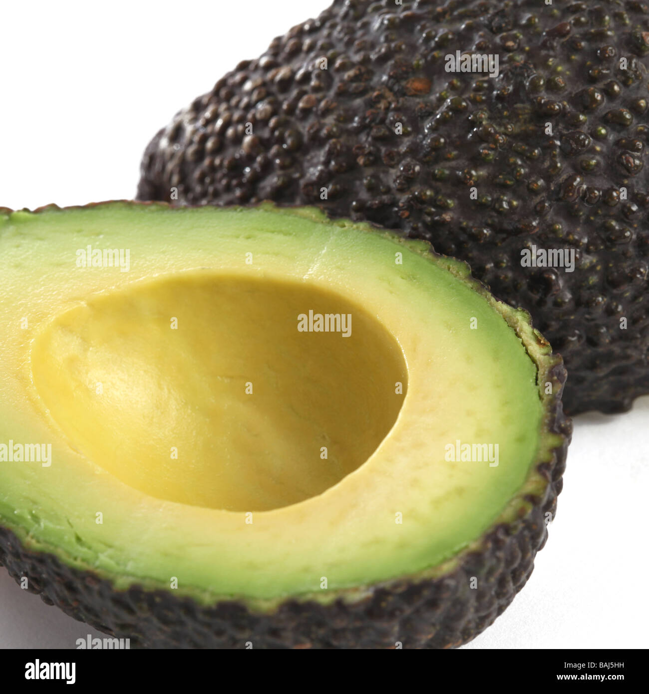 Close up di un avocado pera su sfondo bianco Foto Stock