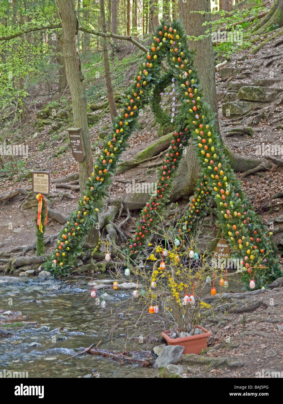 La pasqua e le uova di pasqua a decorazione sopra la fontana Lillachquelle al Wildlife Park Svizzera della Franconia Foto Stock