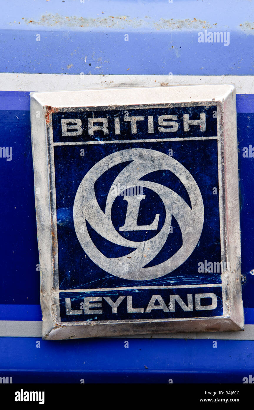 Primo piano della blue British Leyland badge sulla carrozzeria blu Foto Stock