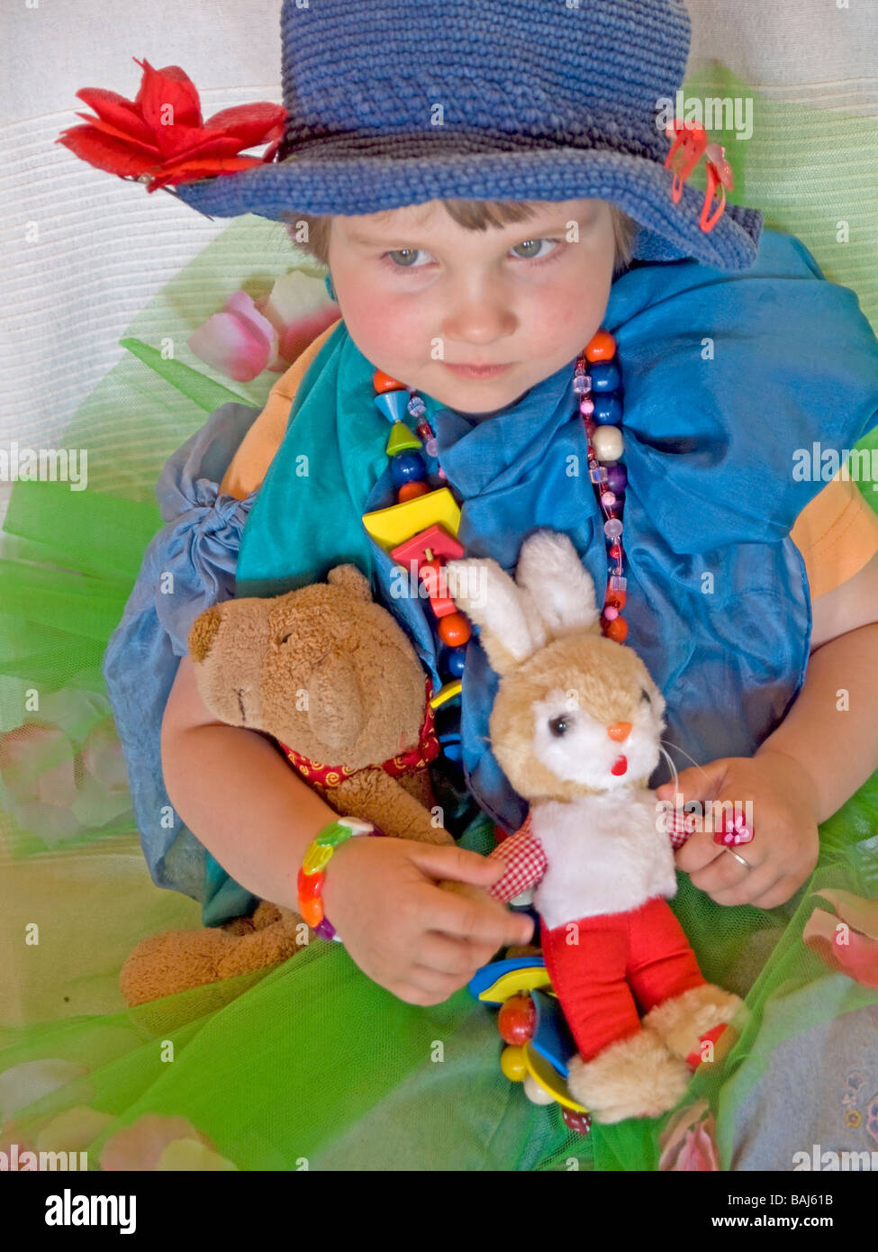 Bambina 3 anni del mascheramento mascheri la stessa come la principessa gioca con Teddy bear Foto Stock