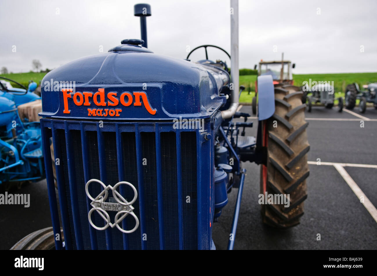 Griglia anteriore e distintivo di un blu vintage Fordson Major trattore agricolo che mostra un diesel Perkins badge Foto Stock