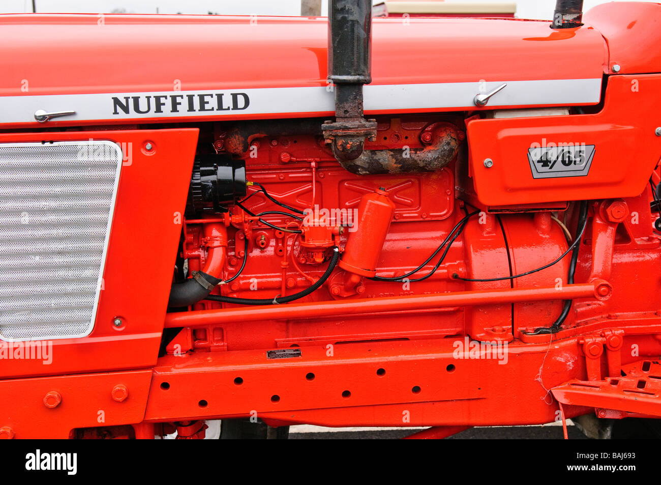 Il motore di un rosso Nuffield vintage trattore agricolo Foto Stock