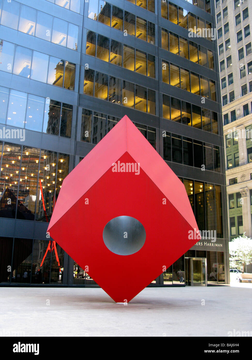 Stati Uniti New York New York City Isamu Noguchi il cubo rosso Foto Stock