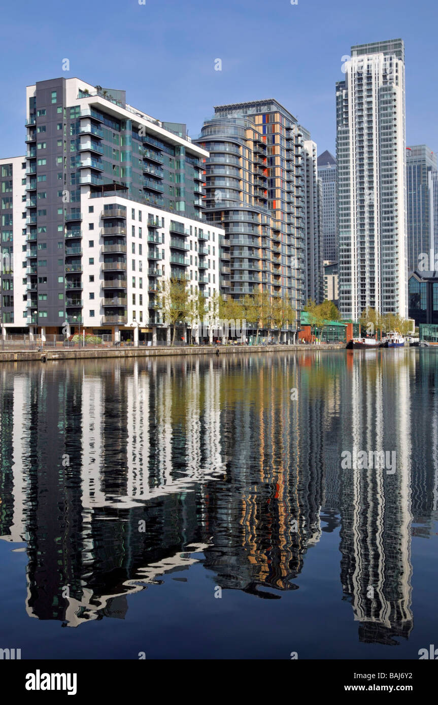 East London Docklands Waterside alloggio in alti appartamenti Sviluppo riflessioni sull'acqua nella Millwall Docks Isola dei Dogs Tower Frazioni Regno Unito Foto Stock