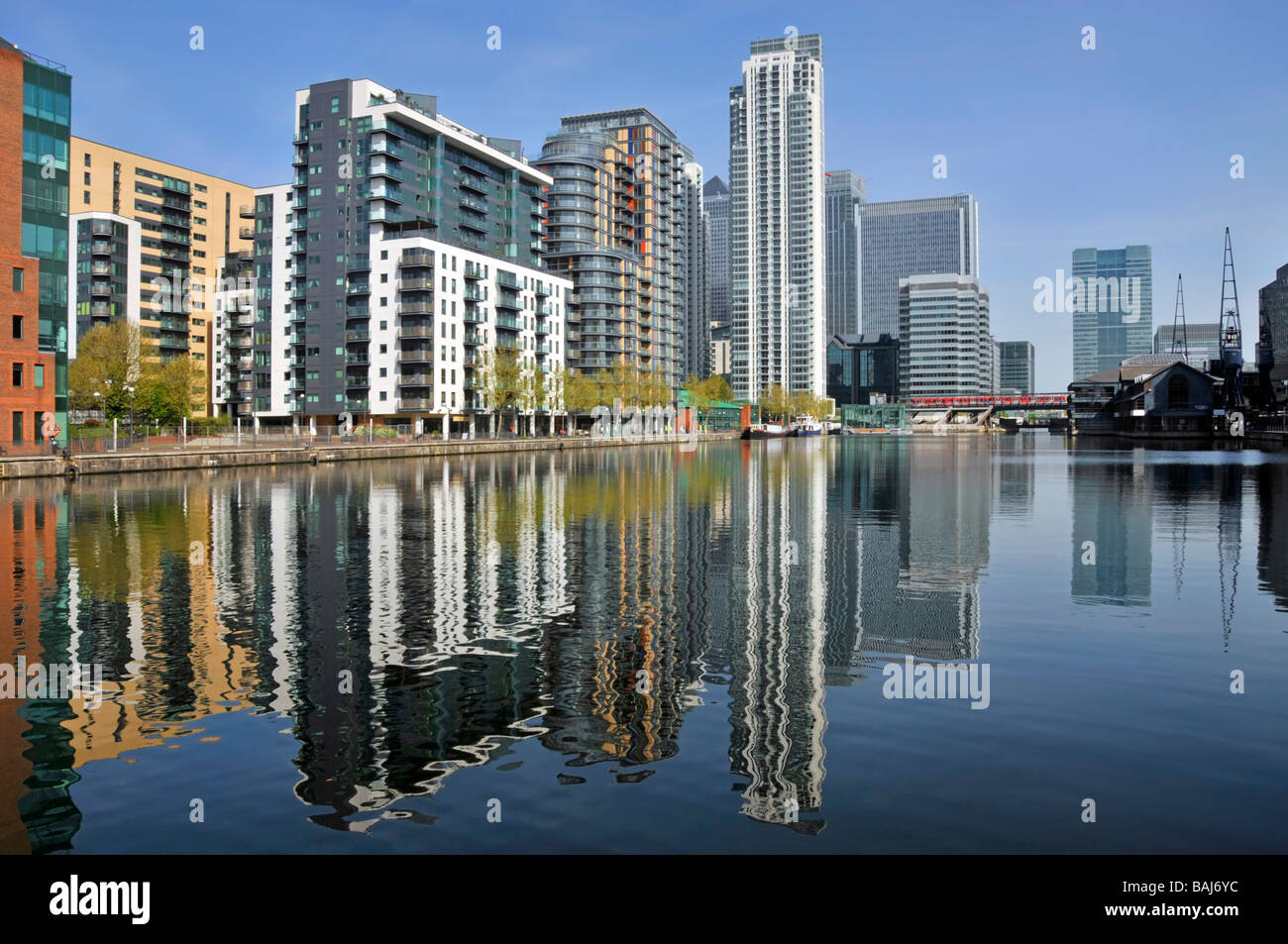 East London Docklands Waterside alloggio in appartamenti alti Sviluppo Water Reflections Millwall Docks Canary Wharf e treno DLR Oltre il Regno Unito Foto Stock