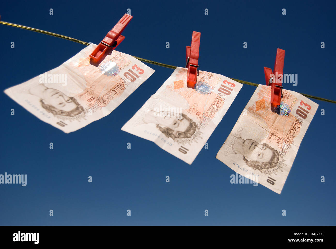 Dieci Pound note su una linea di lavaggio Foto Stock