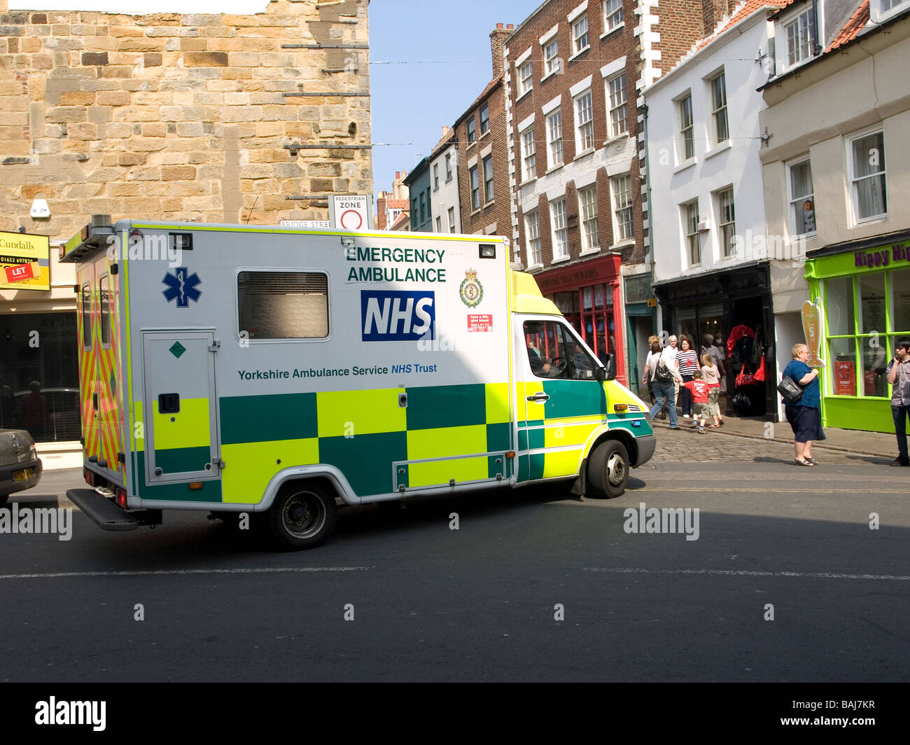 NHS di emergenza ambulanza su chiamata trasformando in una strada stretta a Whitby Regno Unito Foto Stock