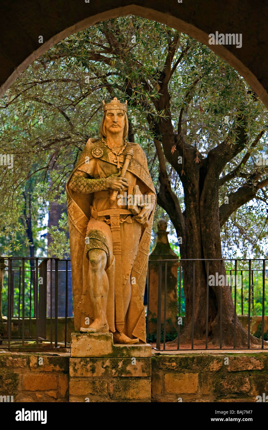 Statua di un cavaliere (un monumento ad Alphonse X,il saggio,nei giardini dell'Alcazar de los Reyes Cristianos Foto Stock