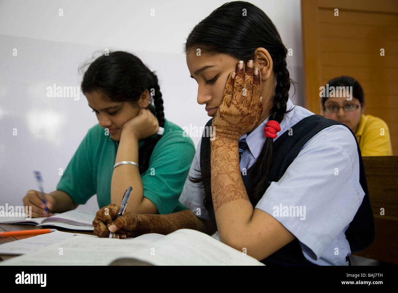 Gli studenti in classe a scuola in Hazira, nei pressi di Surat. Il Gujarat. India. Foto Stock