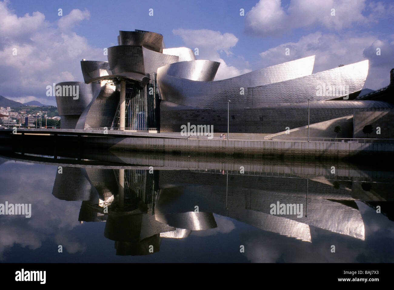 Spagna, Bilbao. Il famosissimo Museo Guggenheim dall' architetto Frank Gehry o Foto Stock