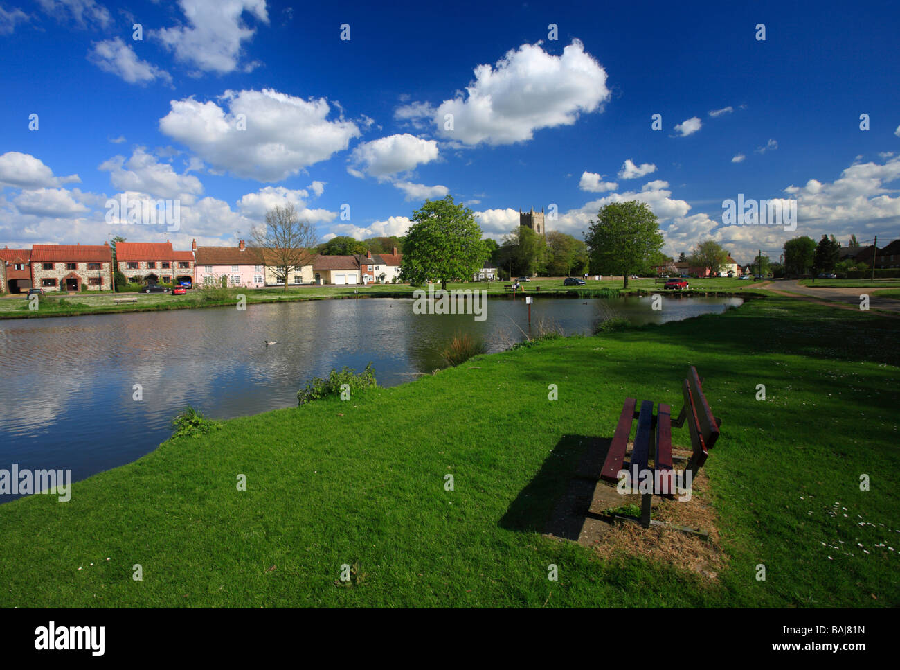 Il duck pond e villaggio verde a grande Massingham in Norfolk. Foto Stock