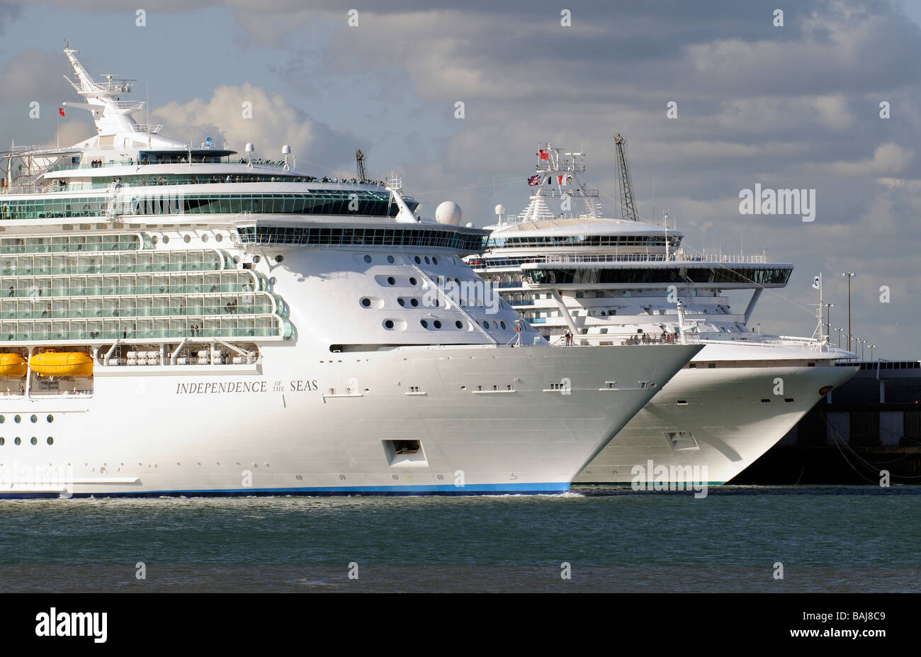 Le navi da crociera del Porto di Southampton Regno Unito l'indipendenza dei mari passando il Grand Princess Foto Stock