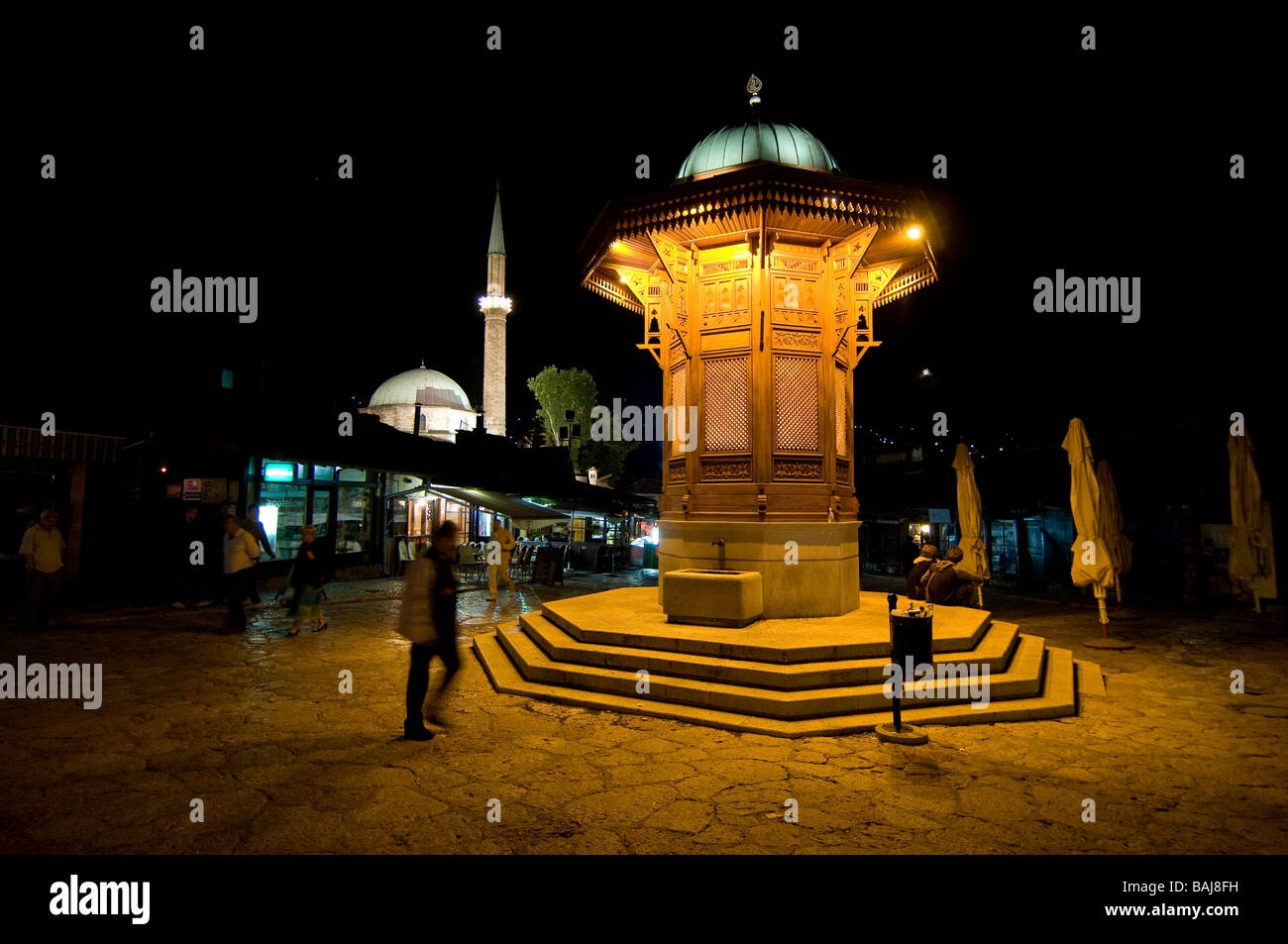 Night Shot di area pedonale con fontana Sarajevo in Bosnia orientale Foto Stock