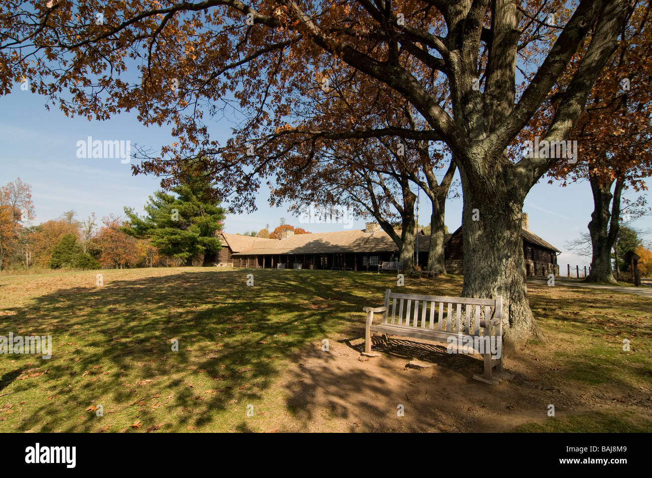 Posto tranquillo con panca e edificio in background Shenandoan Nationalpark Virginia Stati Uniti d'America Foto Stock