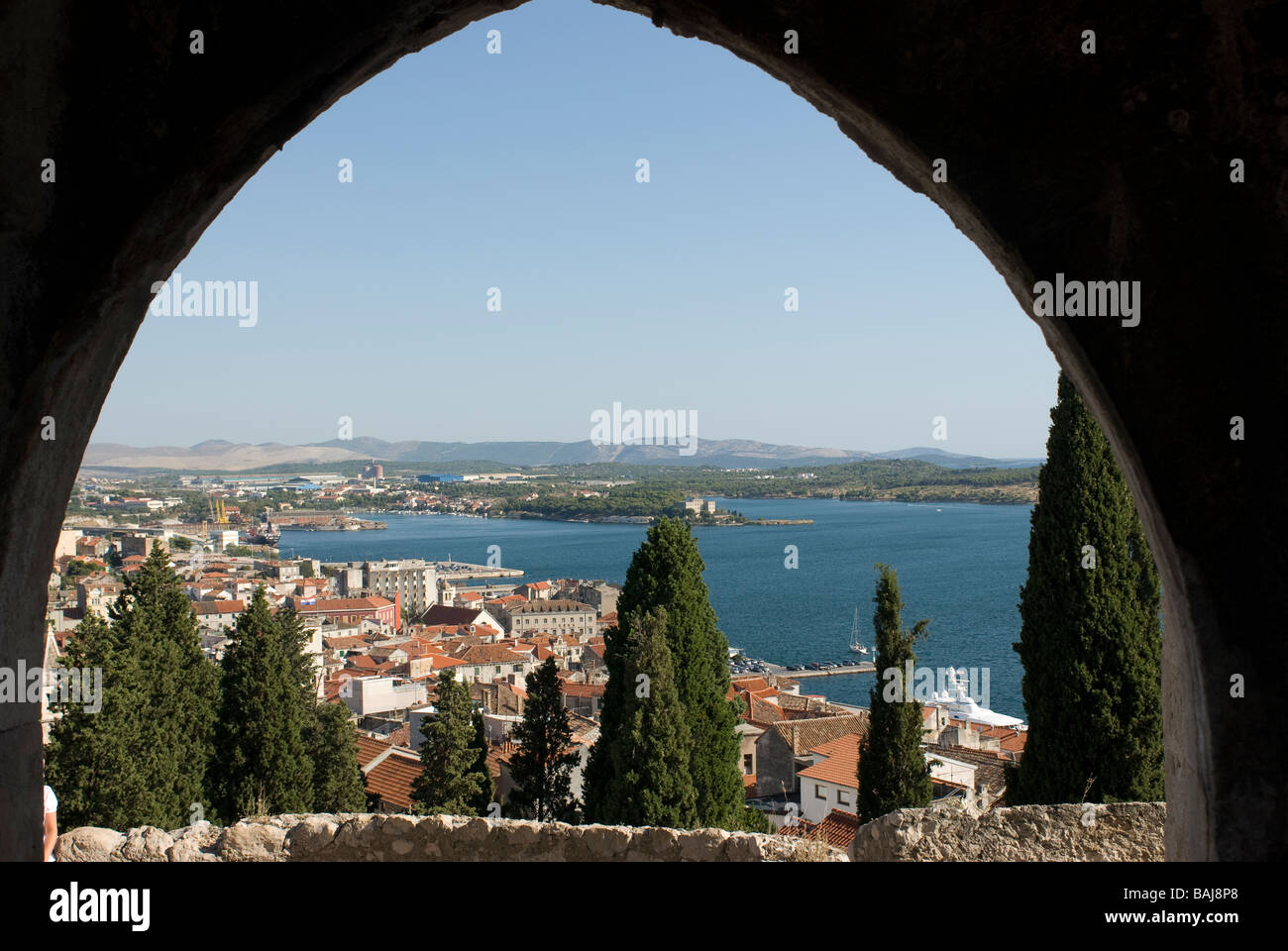 Vista attraverso un arco Sibenik al Mare adriatico Croazia Europa orientale Foto Stock