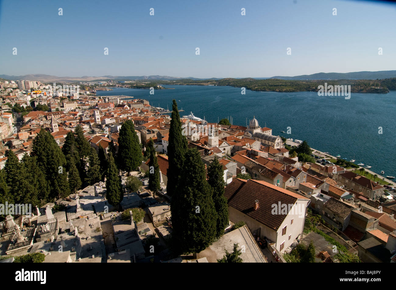 Vista su Sibenik al Mare adriatico Croazia Europa orientale Foto Stock