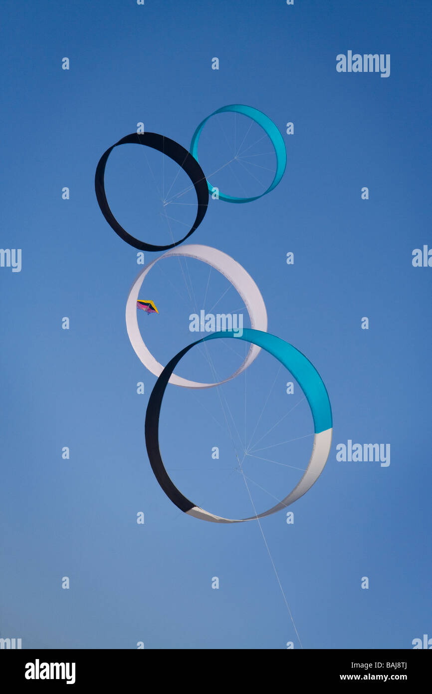 Aquiloni volare nel cielo blu Foto Stock