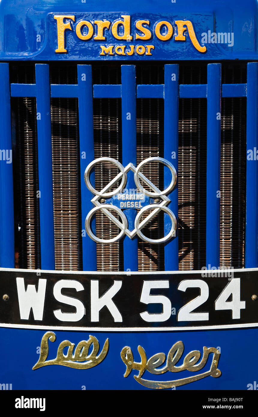 Griglia anteriore di un Fordson Major trattore con numero di registrazione di WSK 524 e chiamato Lady Helen Foto Stock