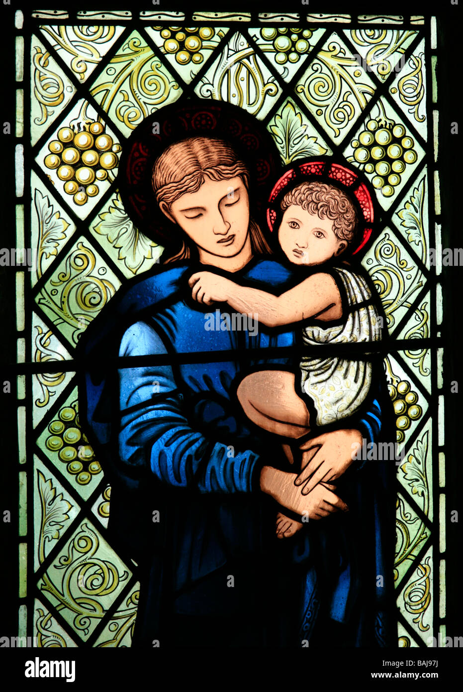 Una vetrata di Sir Edward Burne-Jones raffigurante la Madonna col Bambino, Chiesa di San Edoardo il Confessore, Leek, Staffordshire, Foto Stock