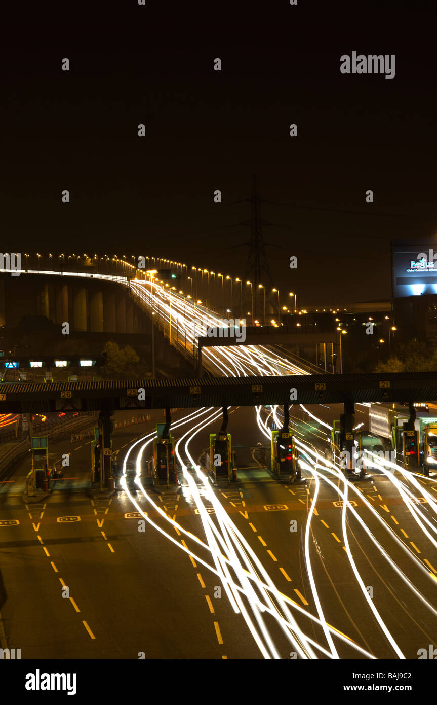 Tempo di notte fotografia del Dartford River Crossing (QE2 ponte) che mostra il proiettore e la luce di coda sentieri. Foto Stock