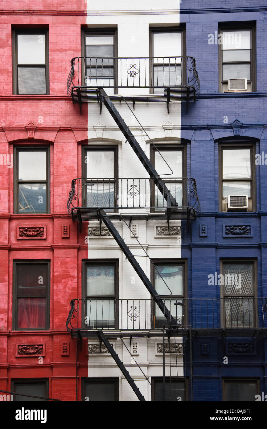 Appartamenti a New York Manhattan area dipinta di bianco rosso e blu in un modo patriottica Foto Stock