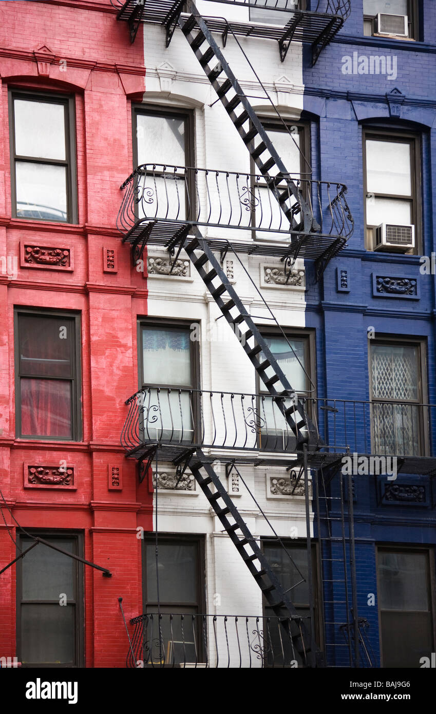 Appartamenti a New York Manhattan area dipinta di bianco rosso e blu in un modo patriottica Foto Stock