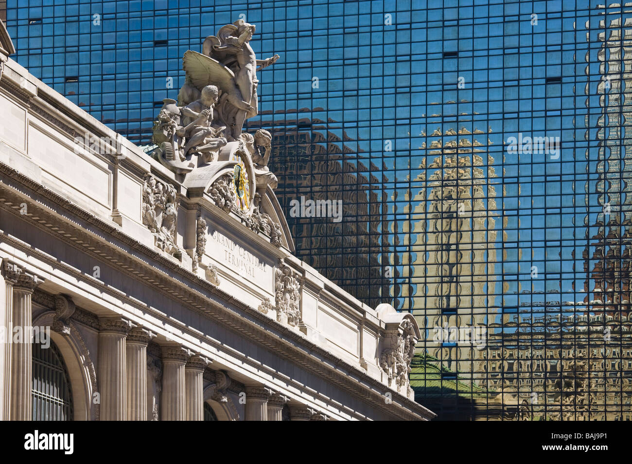 Principale e statua sull'orologio fuori Grand Central Terminal stazione ferroviaria in Madison Avenue, New York, America Foto Stock