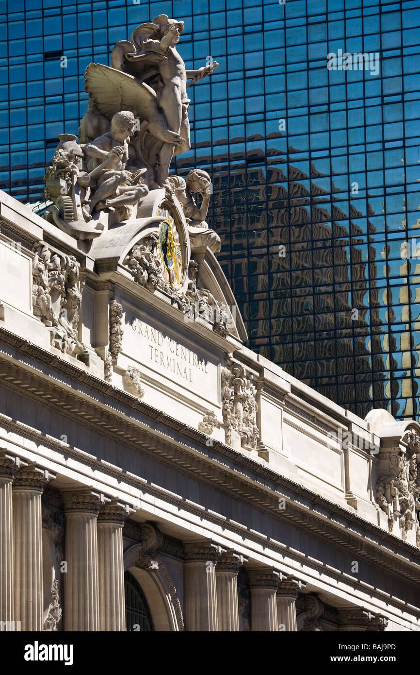 Principale e statua sull'orologio fuori Grand Central Terminal stazione ferroviaria in Madison Avenue, New York, America Foto Stock