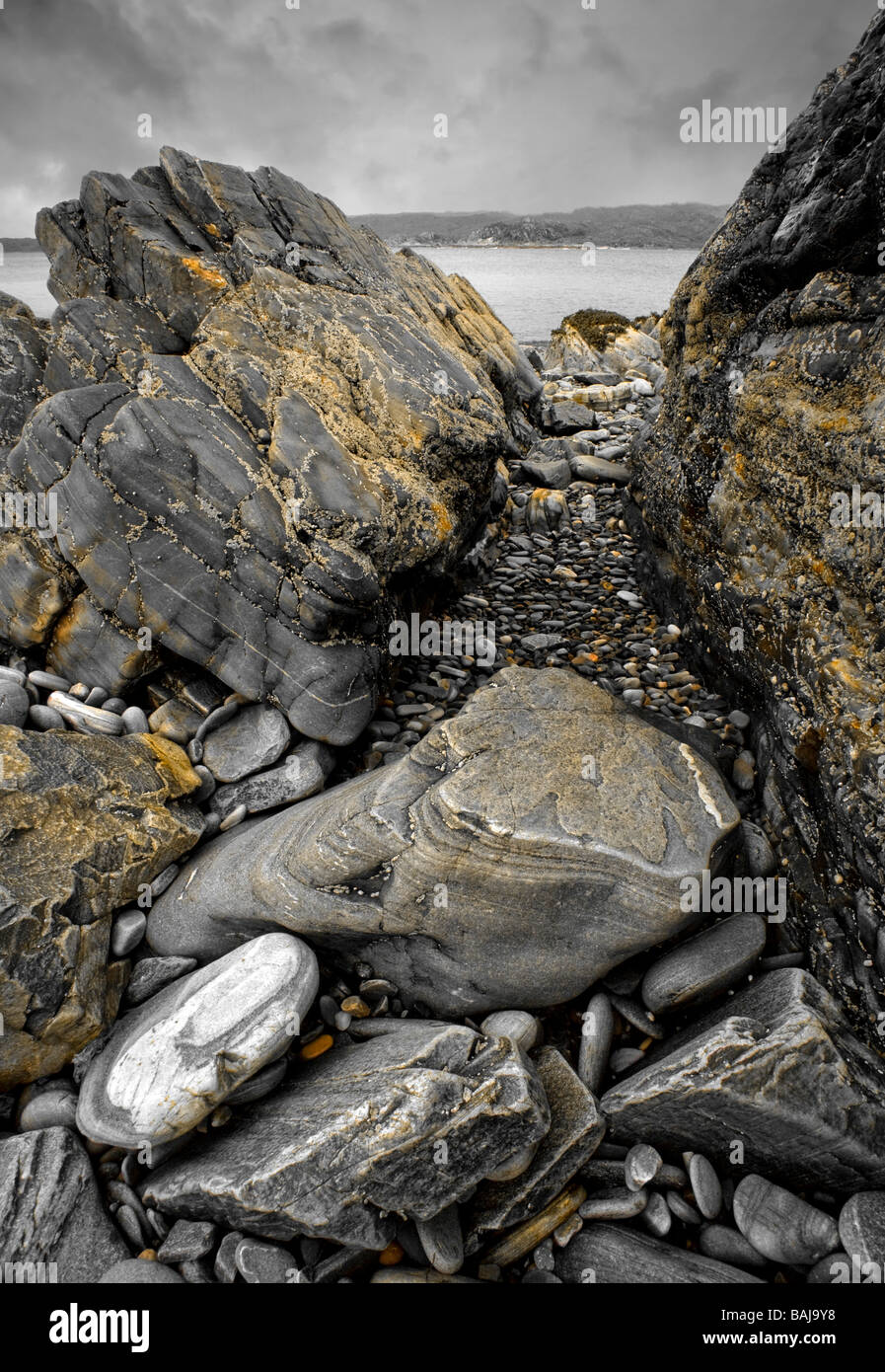 Di ghiaia e di boulder disseminata spiaggia sulla penisola Moidart Scozia Scotland Foto Stock