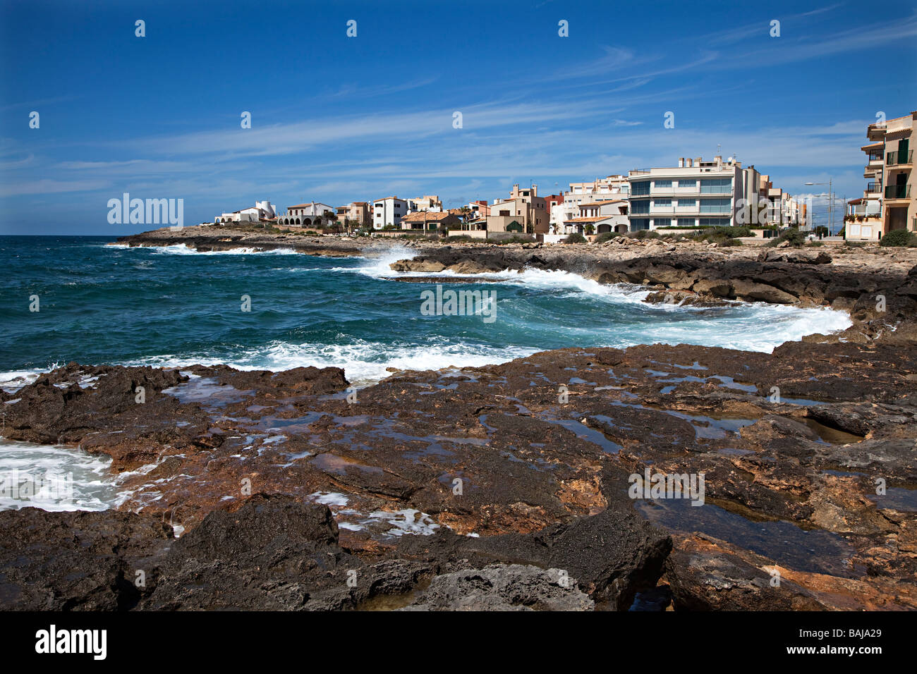 Coste rocciose e hotel Colonia de Sant Jordi Mallorca Spagna Spain Foto Stock