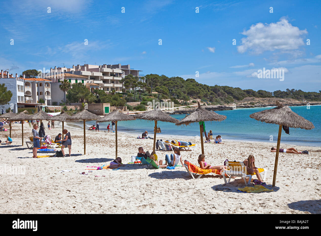 Persone sotto l'ombra ombrelloni sulla spiaggia Colonia de Sant Jordi Mallorca Spagna Spain Foto Stock