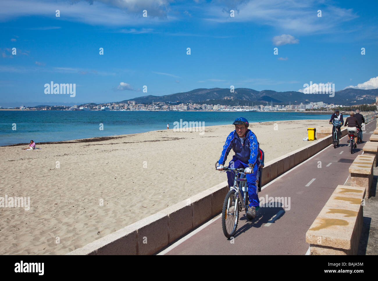 Escursioni in bicicletta sul ciclo dedicato via sul fronte mare Palma Mallorca Spagna Spain Foto Stock