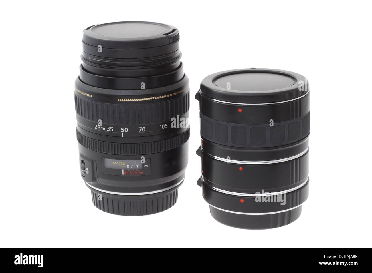 Attrezzature fotografiche con zoom e il tubo della prolunga su sfondo bianco Foto Stock