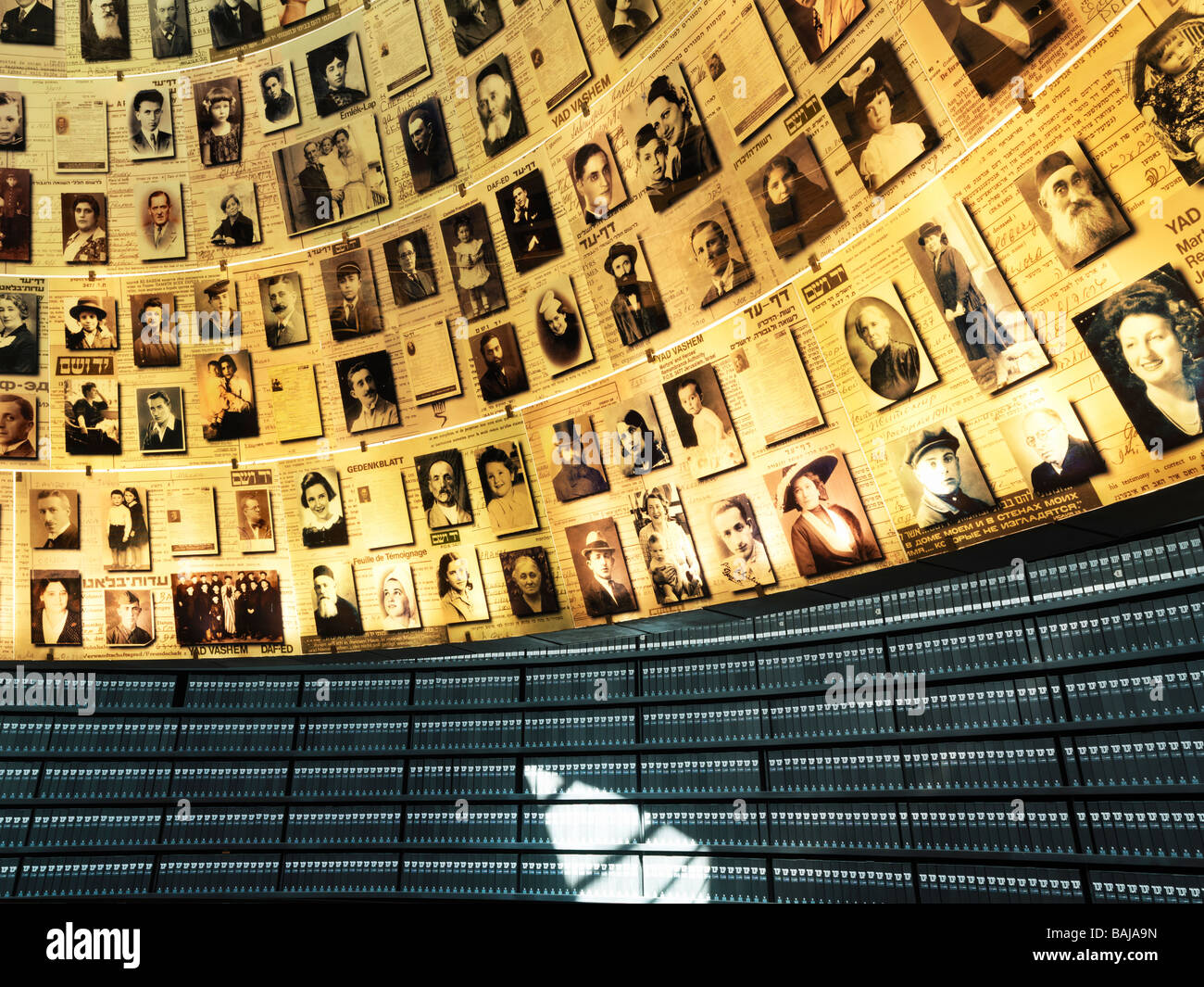 Israele Yad Vashem a Gerusalemme Hall di nomi,volumi di vittime dell'Olocausto Foto Stock