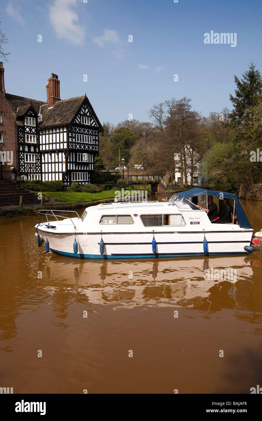 Regno Unito Inghilterra Salford Worsley cabinato su Bridgewater Canal presso la casa di pacchetto Foto Stock