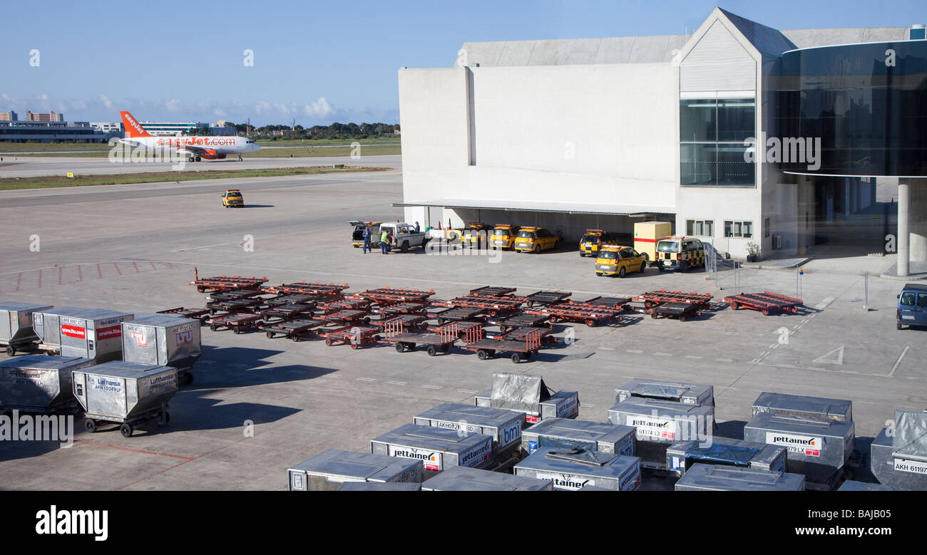 Easyjet piano su pista con i container per il trasporto merci in primo piano dall'aeroporto di Palma Mallorca Spagna Spain Foto Stock